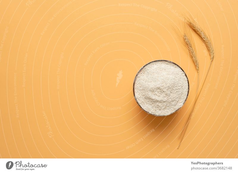 Vollkornmehl in einer Schüssel, isoliert auf beigem Hintergrund. Schale mit Mehl von oben obere Ansicht Bäckerei backen Transparente Schalen & Schüsseln Müsli