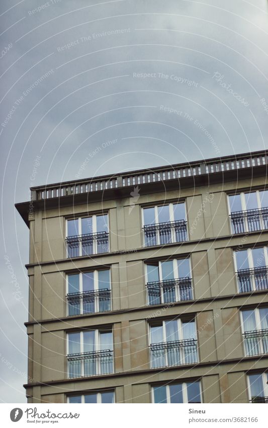 Gleich regnets Fassade Außenseite Häuserfront Mehrfamilienhaus Fenster Glas Dachterrasse Stadt Großstadt Berlin urban architektonisch Architektur Gebäude