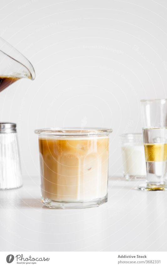 Eiskaffee in Glastasse Kaffee Latte kalt melken Tasse trinken frisch lecker geschmackvoll Getränk Koffein Erfrischung Becher dienen süß Aroma liquide