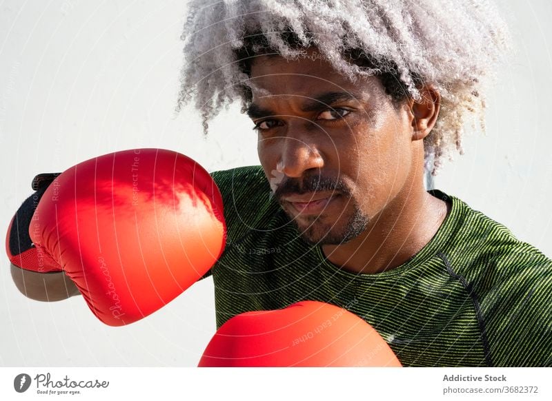 Afroamerikanischer Boxer bereit zum Training Sportler Haltung bewachen ernst Straße Wand schäbig männlich Boxsport Kraft schwarz ethnisch Afroamerikaner Athlet