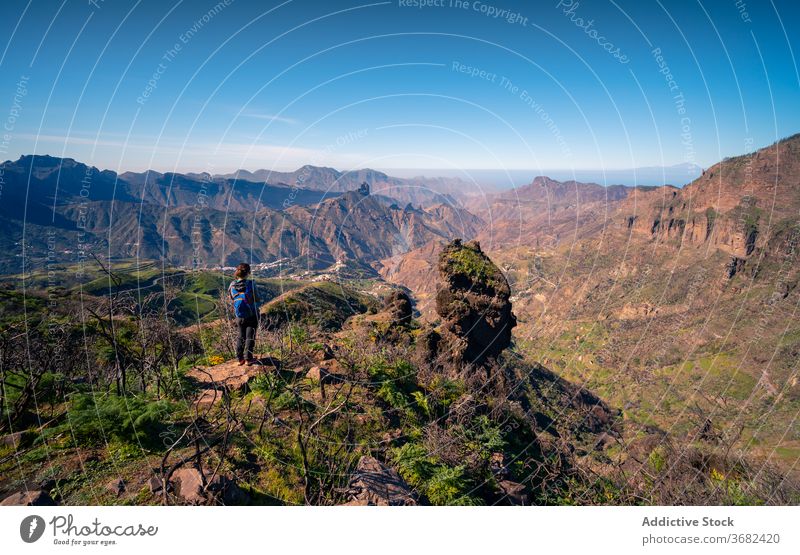 Reisender auf hohem Gipfel im Gebirge Berge u. Gebirge Hochland Felsen Hügel bewundern genießen Frau Stein felsig Gran Canaria Spanien Tourist atemberaubend