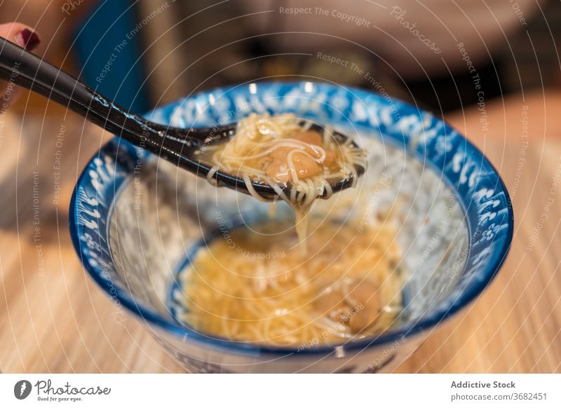 Asiatische Frau isst traditionelle Nudeln essen Suppe Taiwan Asiatische Küche Schalen & Schüsseln Tradition jung Mahlzeit ethnisch asiatisch Mittagessen