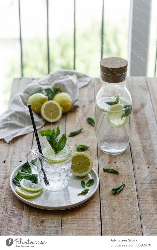 Glas mit frischem Zitronengetränk auf dem Tisch trinken Soda Wasser kalt aktualisieren natürlich Getränk Minze Tasse Erfrischung Cocktail liquide cool lecker