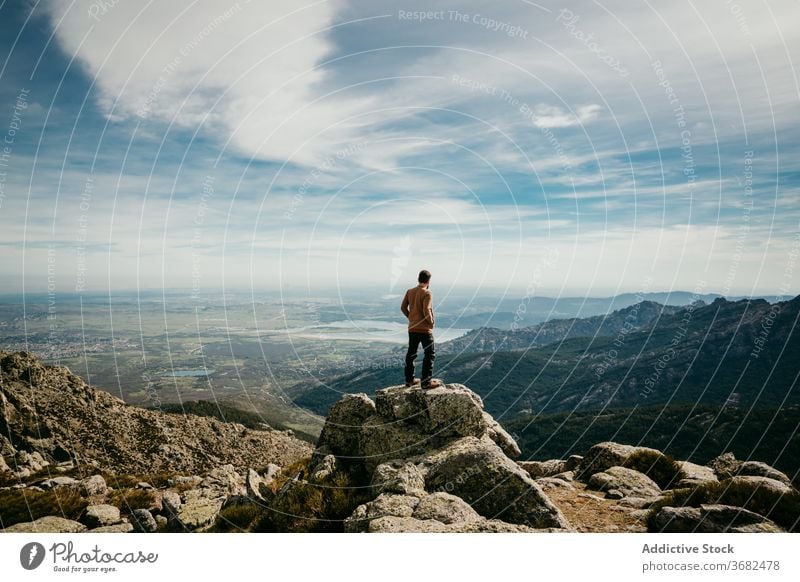 Unbekannter Reisender bewundert Berge Mann Berge u. Gebirge Kamm bewundern reisen Stein wolkig Himmel puerto de la morcuera Spanien männlich Natur Ausflug