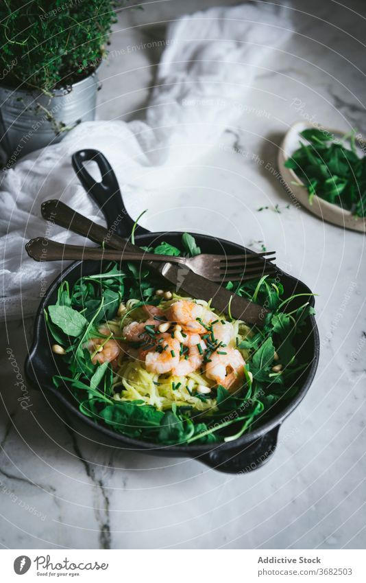 Zucchini-Nudeln mit Spinat und Garnelen Speise Tisch Pfanne Utensil Küche Krabbe Portion lecker frisch Messer Gabel Murmel Lebensmittel Mahlzeit geschmackvoll