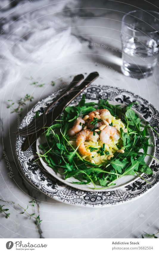 Zucchini-Nudeln mit Spinat und Garnelen Speise Tisch Utensil Küche Teller Krabbe Portion lecker frisch Messer Gabel Murmel Lebensmittel Mahlzeit geschmackvoll