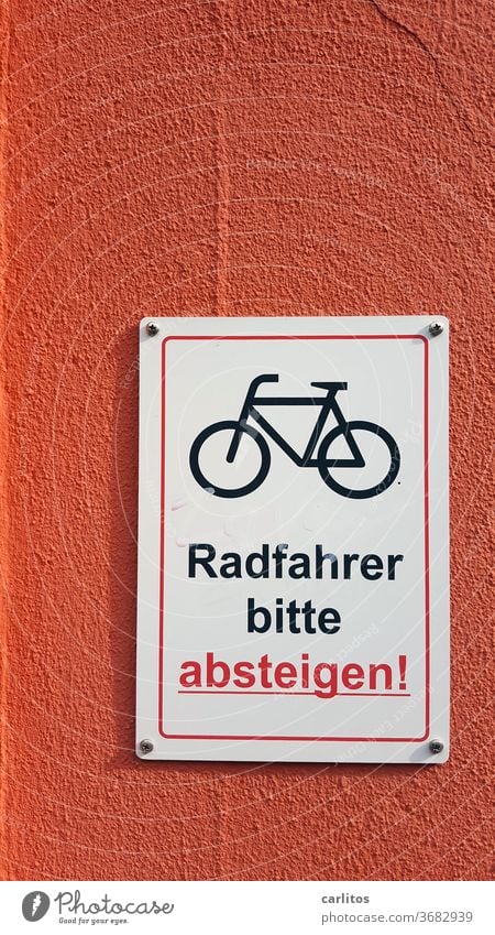 Eigentlich wollte er mit dem Rad ins noble Stadthotel, doch nun wurde er in eine billige Absteige gebeten .... Wand Schild Fahrrad absteigen Hinweis