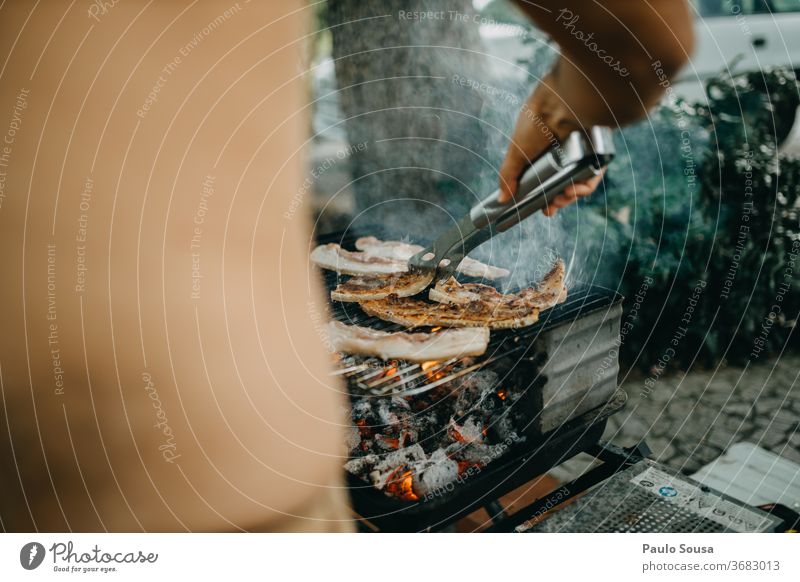 Grillen von Fleisch auf dem Grill Grillrost gegrillt gegrilltes Fleisch Steak heiß Grillkohle Sommer Grillsaison lecker Außenaufnahme Farbfoto Ernährung Feuer