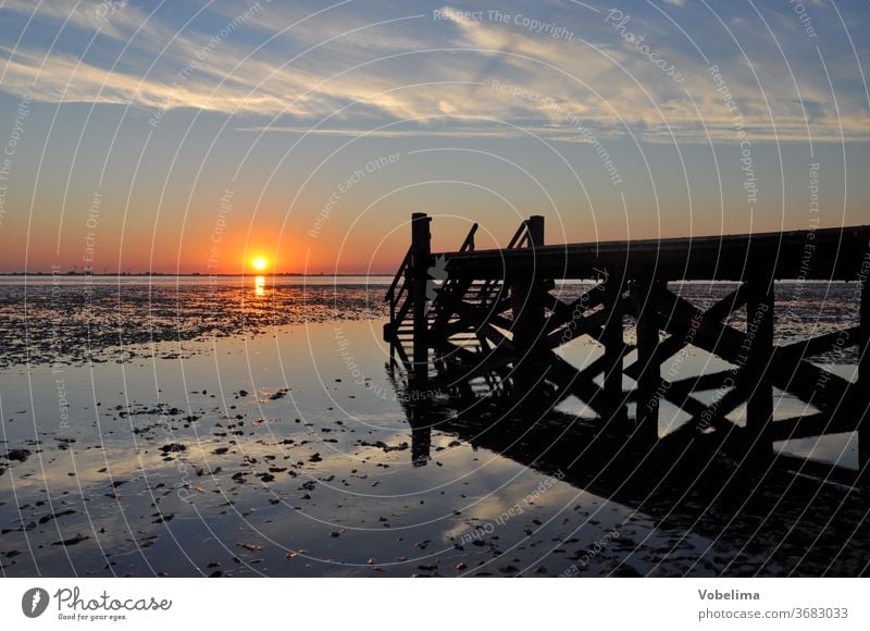 Abend an der Nordsee sonnenuntergang abend meer husum nordsee abends abendhimmel natur abendsonne sonnenstrahl sonnenstrahlen romantisch seebrücke