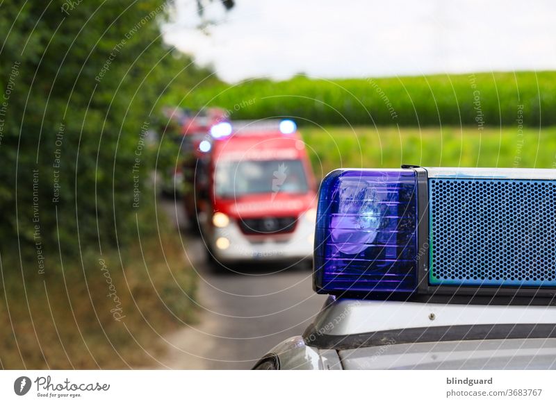 Ihr Einsatz bitte ... Feuerwehr auf dem Weg zur Einsatzstelle, die Zufahrt wird durch die Polizei abgesichert. Feuerwehr unscharf. Notfall Unfall Rettung Eile