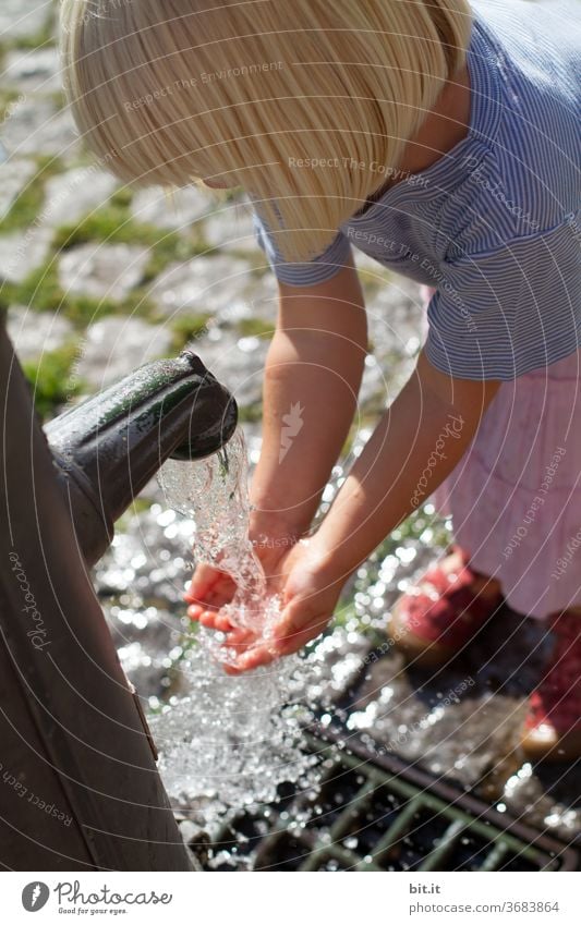 Abkühlung abkühlung abkühlen Kind Kindheit Mädchen Mensch Ferien & Urlaub & Reisen Tourismus Brunnen Wasser Wassertropfen nass Sommer Sommerurlaub Freude