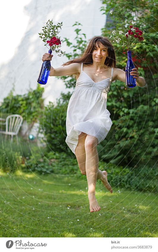 vorfreude l die nächste gartenparty kommt bestimmt... Frau Junge Frau teenager Jugendliche feminin Sommer sommerlich Sommertag Sommerblumen Gartenparty Natur