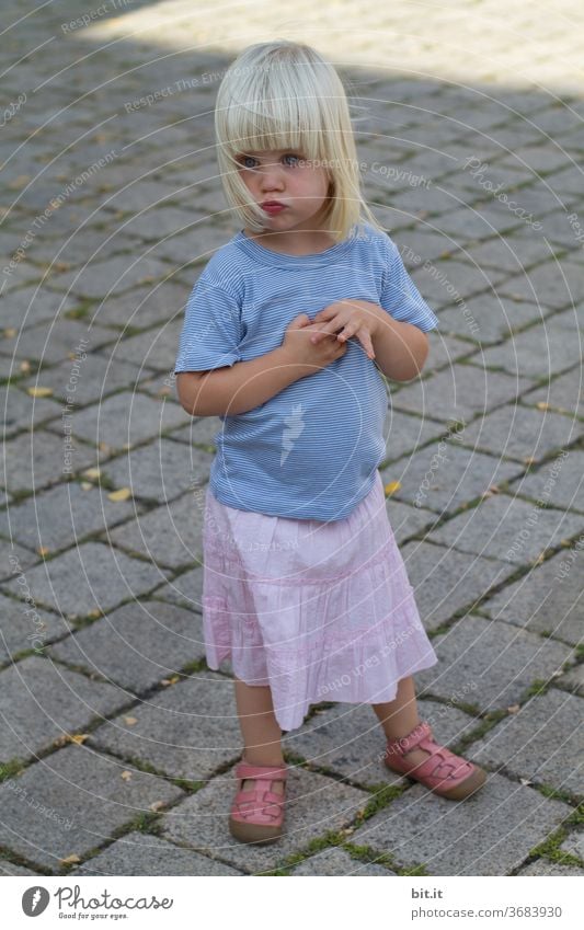 verletzungsbedingte Spielunterbrechung... Kind Mädchen Spielen Sommer klein Kleinkind Rock sommerlich Sommertag blond 1 ernst Ernsthaftigkeit schmollen