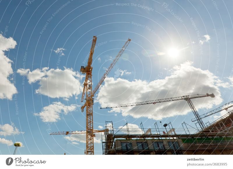 Baustelle Hochbau baugewerbe baustelle berlin drehkran himmel ingenieurbau sommer wohnungsbau wolke froschperspektive sonne hitze gerüst baugerüst