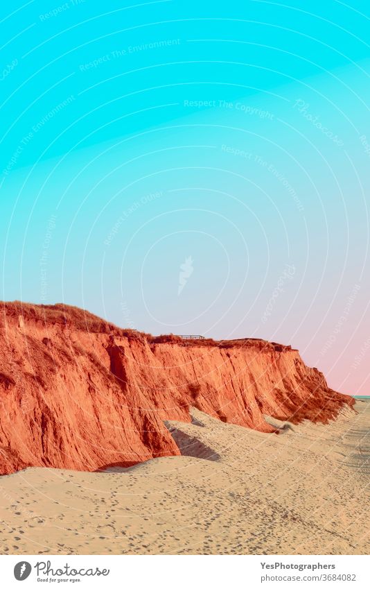 Rotes Kliff an der Küste der Insel Sylt bei Sonnenuntergang.  Leere Strandkulisse an der Nordsee Blauer Himmel Klippe Küstenlinie Dunes leer Europäer Abend