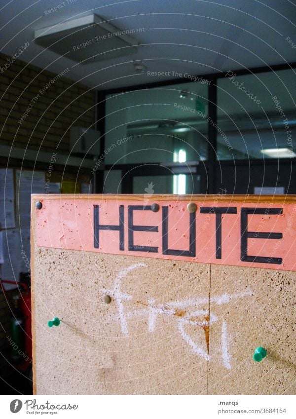 HEUTE Schule Universität Schilder & Markierungen Hinweisschild heute Pinnwand Schwarzes Brett Gang frei geschlossen geöffnet Neuigkeiten Typographie