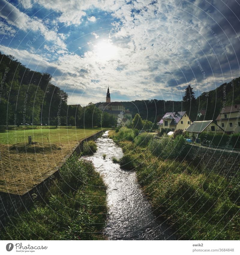 Weesenstein Wald Gegenlicht Dorf Häuser Idylle Himmel Außenaufnahme Landschaft Farbfoto Natur Menschenleer Wolken Schönes Wetter Sonnenlicht Sachsen