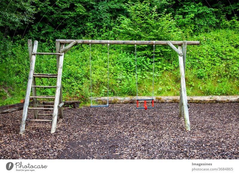 Leere Kettenschaukel auf Kinderspielplatz Covid-19 Pandemie Virus spielen leer Spielplatz Park Nostalgie verlassen still Coronavirus Lockdown Pflanzen