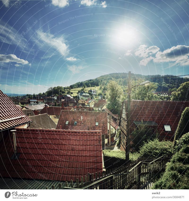 Steinbach-Hallenberg Haus Gebäude Fenster alt Thüringen Ostdeutschland Zaun Dächer Kleinstadt bevölkert Hügel Landschaft Bäume Himmel Wolken Sonne Sonnenlicht