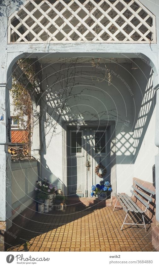 Gastlich Eingang Eingangstür Treppe einfach Haus Sonnenlicht Kontrast Schatten Tag Detailaufnahme ruhig Idylle Reinheit Farbfoto Gedeckte Farben Flur offen