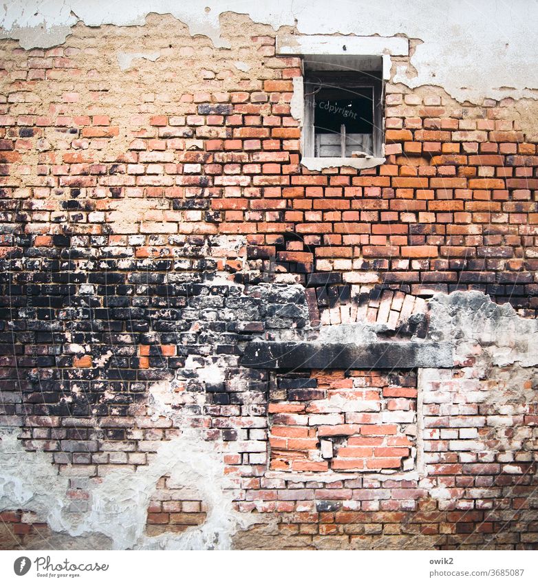 Brandmauer Farbfoto alt Außenaufnahme Mauer Wand Menschenleer Backsteinwand Zahn der Zeit Detailaufnahme Fassade Muster Gebäude Strukturen & Formen historisch