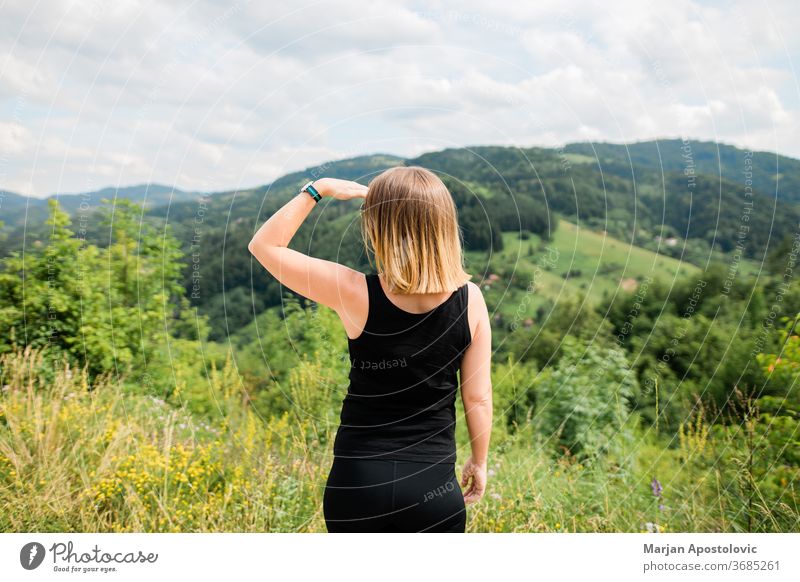 Junge Frau genießt die Aussicht auf eine schöne Bergkette Abenteuer Ausflugsziel genießen erkunden Entdecker erkundend Wald frei Freiheit Mädchen Gesundheit