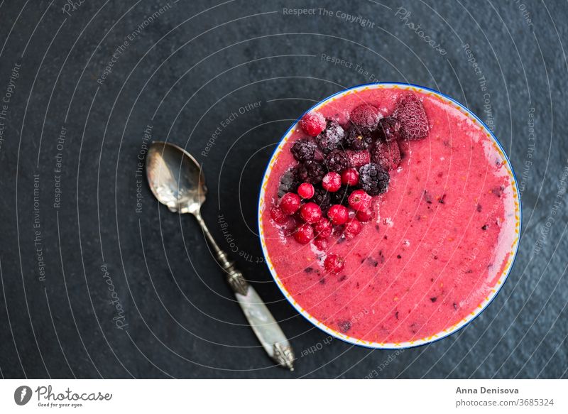 Frühstücks-Entgiftung Pinker Smoothie aus Banane und Waldbeeren in Schalen & Schüsseln Lebensmittel Gesundheit Beeren Chia Brombeeren schwarze Johannisbeere