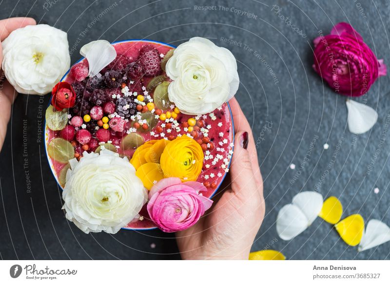 Rosa Smoothie aus Bananen und Waldbeeren in der Schale mit Ra Schalen & Schüsseln Lebensmittel Gesundheit Beeren Chia Frühstück Ranunculus Brombeeren