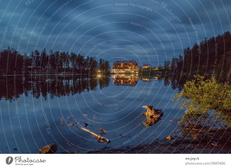 Blaue Stunde am See mit Spiegelungen Mummelsee Schwarzwald blaue Stunde Abend Nacht Licht Beleuchtung Wolken Himmel Nachthimmel Schatten Bäume Haus Dämmerung