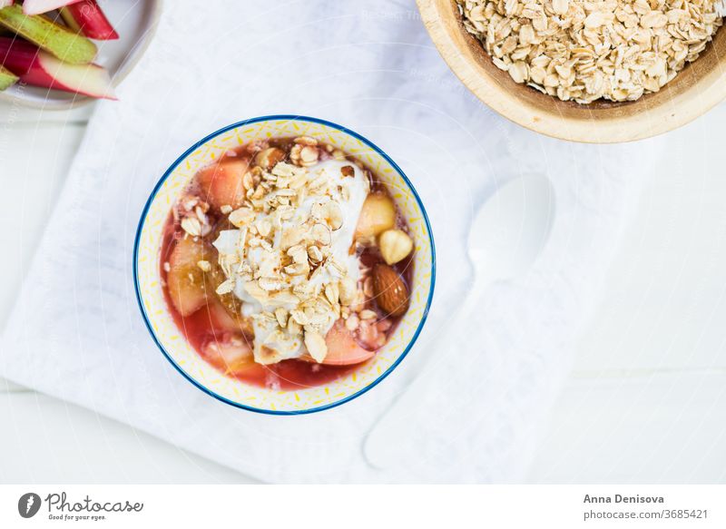 Rhabarber- und Apfelkompott mit Kokosnussjoghurt und Haferflocken bröckeln Beeren Gesundheit Snack Entzug Joghurt Frucht Kuchen Schuster Lebensmittel Erdbeeren