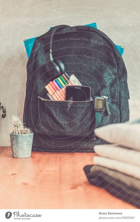 Zurück zum Schulkonzept mit Uniform und elektronischen Geräten Rucksack zurück zur Schule Konzept Schulbekleidung weißes Hemd Akademie sekundär ein Formular