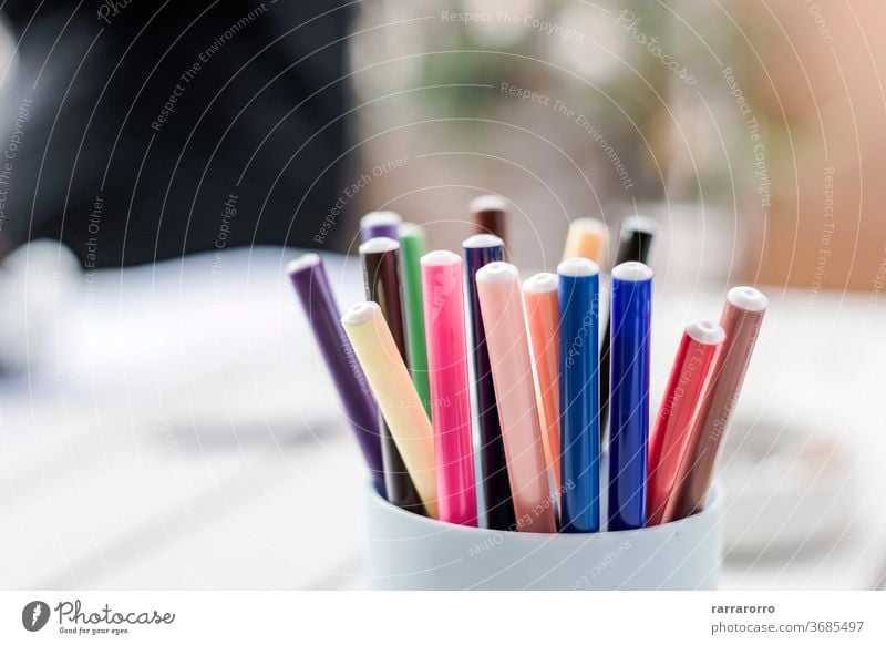 eine Gruppe von farbigen Markierungen in einem Plastikbehälter. Schreibstift Farbe Bildung Gerät Objekt Container Hintergrund Design Kunst Zeichnung Büro Schule