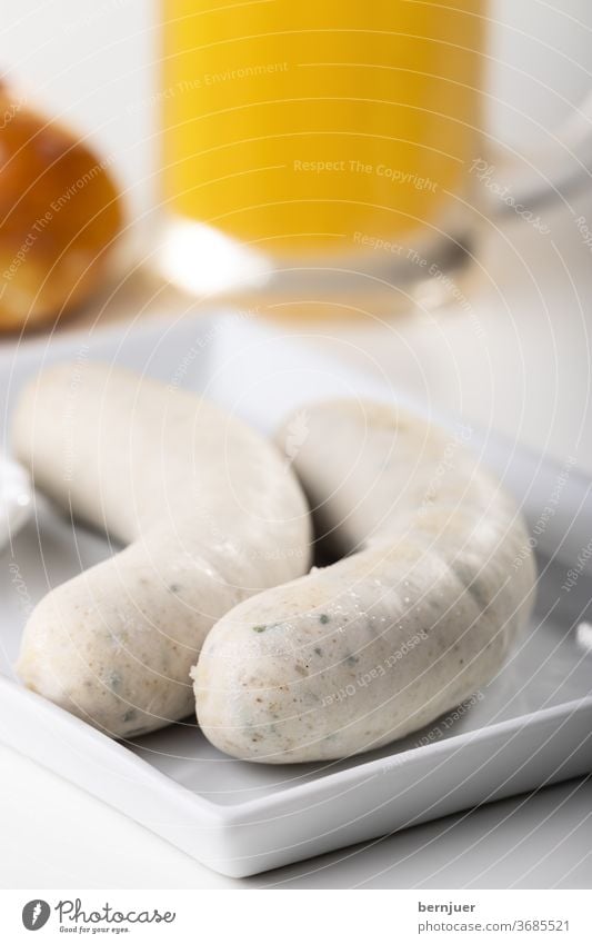 bayerische Weißwurst auf dem Teller Weisswurst Fleisch Kalbfleisch süß süßer Senf weiß zwei Hintergrund einfach geschmackvoll Snack lecker herzhaft Spezialität