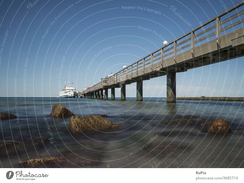 Seebrücke von Kühlungsborn an der Ostsee. Hafen harbour Schiffsanlegestelle Steg Pier boote Fischer Fischerei Strand beach Küste Horizont Gezeiten Sommer coast