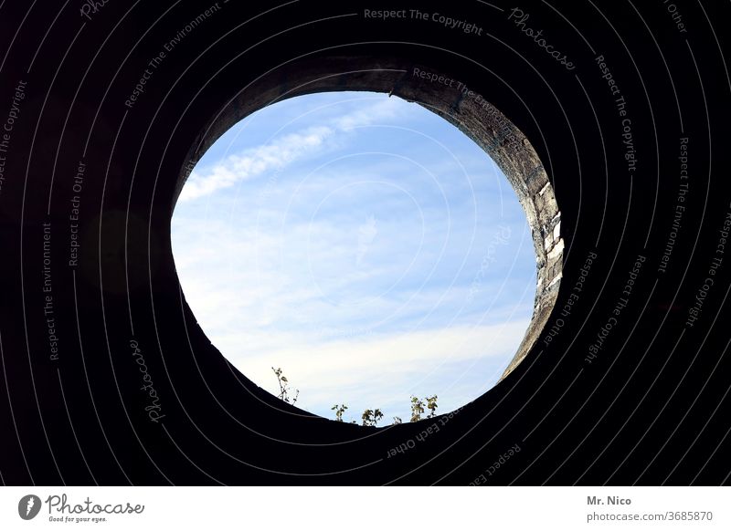 Gegensätze I rund und eckig Kreis Strukturen & Formen Geometrie abstrakt zweifarbig Öffnung Loch Himmel Schatten ausblick blau Rechteck geometrisch viereck