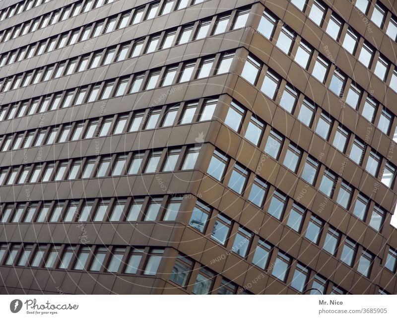 Hochhausfassade Architektur Stadt Gebäude Fenster Fassade hoch Plattenbau Bauwerk Bürogebäude Perspektive Arbeit & Erwerbstätigkeit urban Kapitalwirtschaft