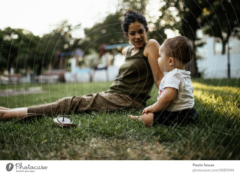 Mutter und Baby Sohn im Park Sommer Sommerurlaub Mutterschaft Natur Kind Frau Glück Zusammensein Eltern Freude Lifestyle Außenaufnahme Familie & Verwandtschaft