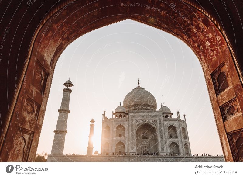 Berühmte Taj Mahal Mausoleum gegen Sonnenuntergang Himmel Indien Gebäude Architektur Agra Wahrzeichen Abend berühmt antik Religion Skyline alt Außenseite