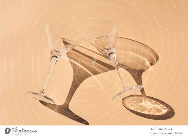 Set von Glaswaren im Sonnenlicht auf dem Tisch Schatten Licht durchsichtig leer Kristalle anders Kelch Schuss übersichtlich Sauberkeit glänzend Weinglas Form