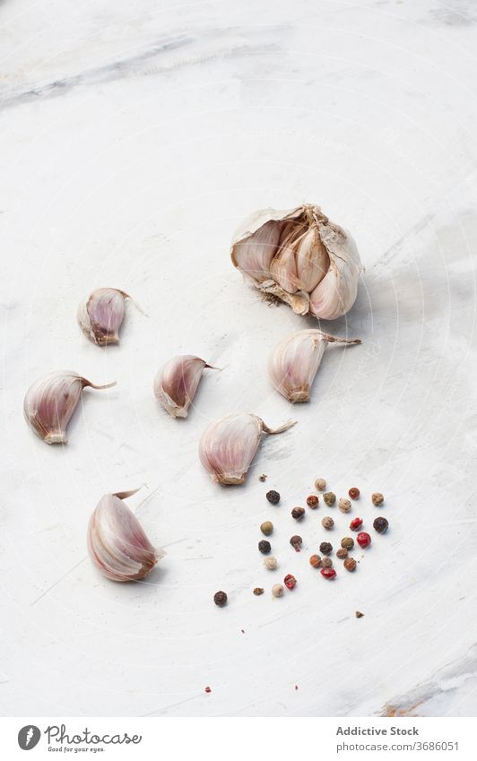 Knoblauch und Pfefferkörner auf dem Tisch Gewürz Gewürznelke sortiert Korn natürlich Lebensmittel ungeschält Bestandteil Küche Samen Koch kulinarisch Aroma