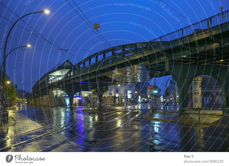 Ecke Schönhauser Berlin Nacht Bahnhof nass Regen blaue Stunde Eberswalder Straße Prenzlauer Berg Außenaufnahme Stadt Hauptstadt Stadtzentrum Schönhauser Allee