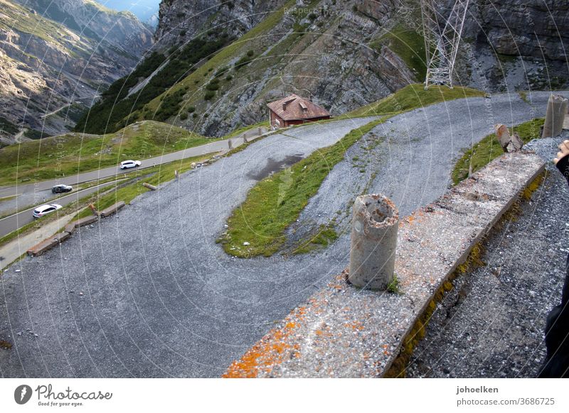 Alte Serpentinenstraße in den Hochalpen Alpen passstraße Teer Berge u. Gebirge steil Aufstieg eng kurvenreich Kurve transport Straße Landschaft Natur