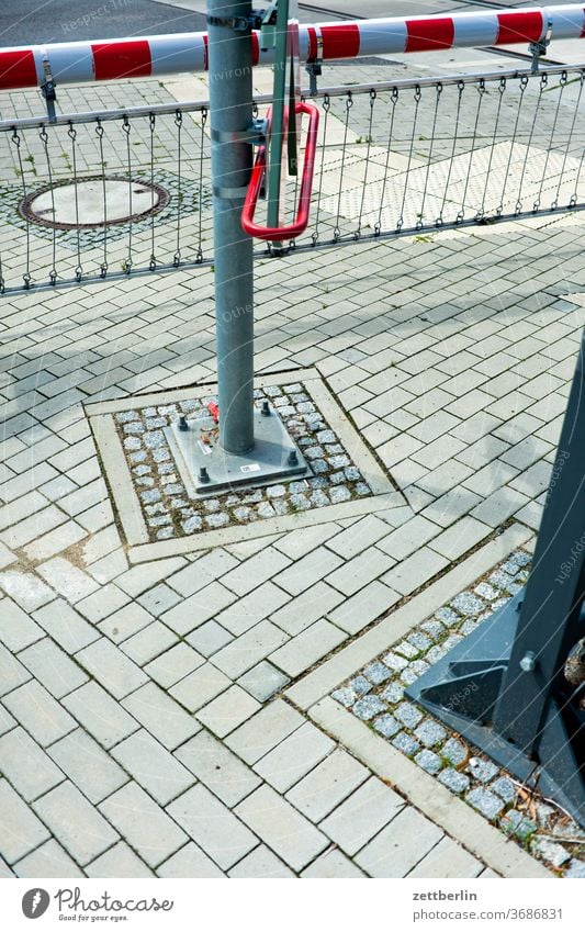 Geschlossener Bahnübergang bahn bahnübergang ecke eisenbahn fahrbahnmarkierung hinweis kante linie links radfahrer radweg schranke straße wegweiser wegzeichen