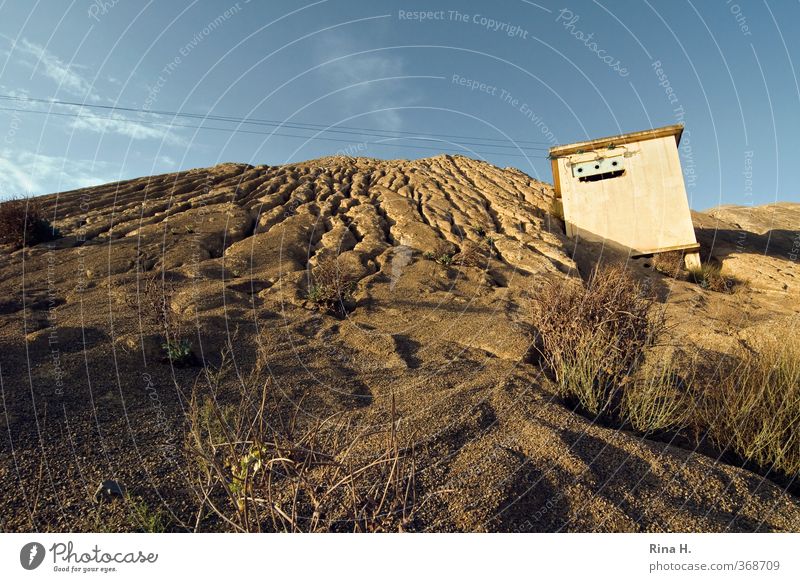 Schieflage Umwelt Klima Schönes Wetter Sträucher Erosion Sand Kabel Transformatorenhäuschen Elektrizität Steinbruch Neigung umfallen Farbfoto Außenaufnahme