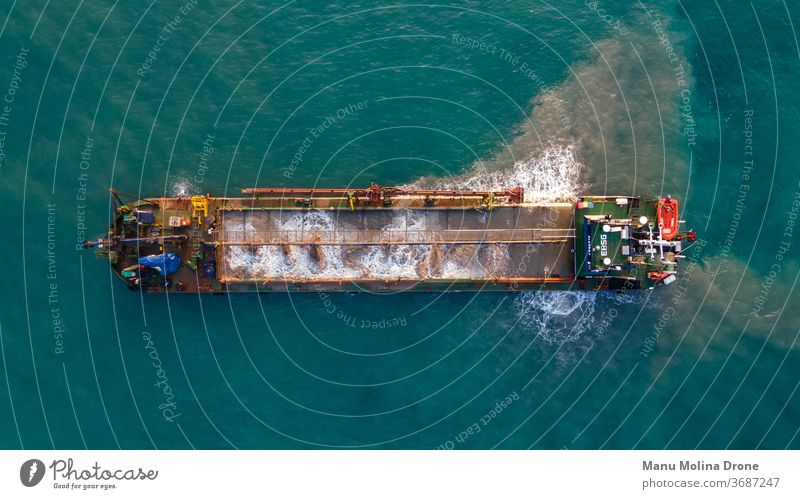 Bargo-Frachter entwässert vor der Küste von Barcelona Schiff MEER mediterran blau Farben Entleerung Industrie garraf Portwein Wasser