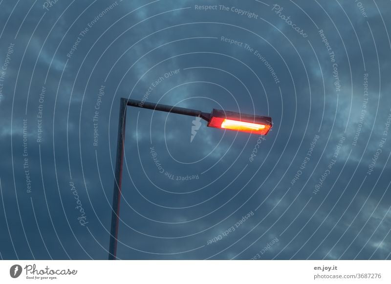 Es werde Licht Straßenbeleuchtung Lampe Laterne Straßenlaterne Energie Elektrisch Hell Dunkel Abend Himmel Nacht Nachthimmel Wolken Erleuchtung dunkel