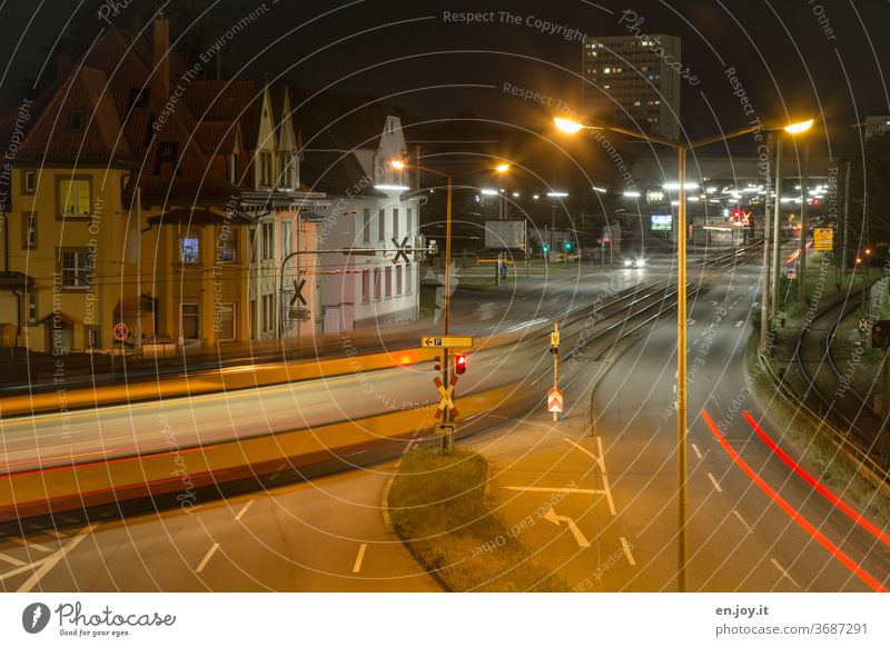 ÖPNV Öffentlicher Personennahverkehr Strassenbahnlinien Straßenbahn Stadt Großstadt Nacht Straßenbeleuchtung Laterne Licht Kunstlicht Kreuzung Straßenkreuzung