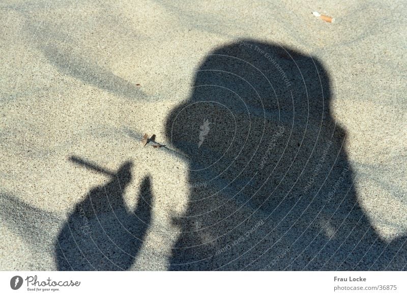 rauchender Schatten Verdunstung Rauch Strand Ferien & Urlaub & Reisen Erholung Meer Zigarette Rauchen Mensch Sand Sonne