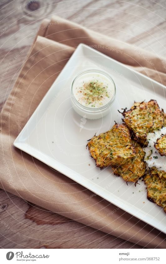 Zucchettitätschli Joghurt Gemüse Ernährung Mittagessen Vegetarische Ernährung Teller Schalen & Schüsseln Gesundheit lecker Saucen Farbfoto Innenaufnahme