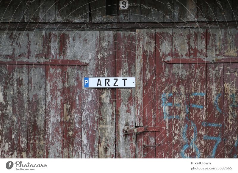 Arzt Parkplatz parken Mauer Wand Außenaufnahme Schilder & Markierungen Verkehrsschild Zeichen Fassade